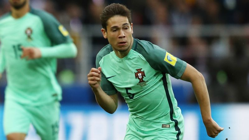 Trong vòng loại World Cup 2018, Raphael Guerreiro ra sân 5 lần và cùng đội tuyển Bồ Đào Nha giành vé dự vòng chung kết. Trong vòng loại World Cup 2018, Raphael Guerreiro ra sân 5 lần và cùng đội tuyển Bồ Đào Nha giành vé dự vòng chung kết.